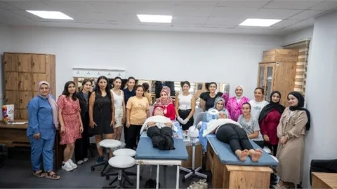 KADINLAR ‘CİLT BAKIMI’ KURSUYLA HEM ÖĞRENİYOR HEM GÜÇLENİYOR