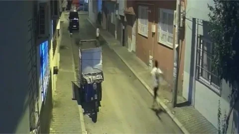 Camlara Şişe Fırlatıp Zillere Bastılar: Mahalle Sakinleri Tedirgin