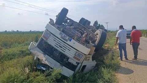 Kamyon Devrildi, Sürücü Hastaneye Kaldırıldı