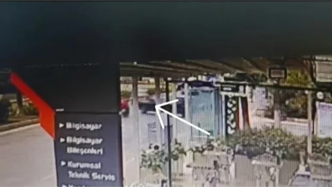 Ara Sokaktan Çıkan Otomobile Çarpan Motosiklet Güvenlik Kamerasında