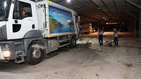 Akdeniz'de Semt Pazarları Düzenli Şekilde Temizleniyor