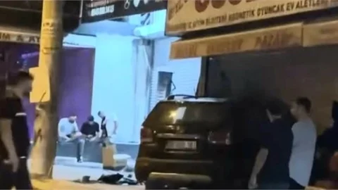 Kontrolden Çıkan Araç Mağazaya Girdi: 2 Yaralı