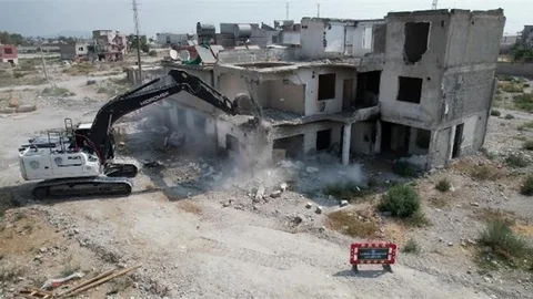 Akdeniz'in Çay Mahallesi’nde Terk Edilmiş 3 Katlı Yapının Yıkımı Yapıldı