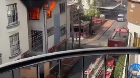 Ev Yangını Mahallede Panik Yarattı