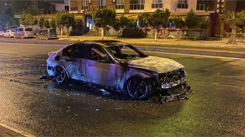 Valilik Önünde Lüks Araç Küle Döndü