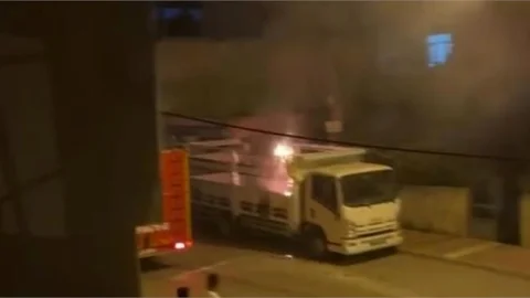 Elektrik Kablosu Park Halindeki Kamyoneti Yaktı