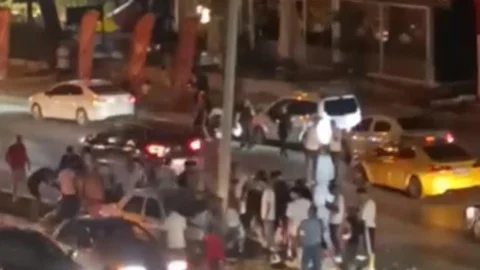 Mersin'de Kontrolden Çıkan Otomobil Refüje Çıktı: 3 Yaralı