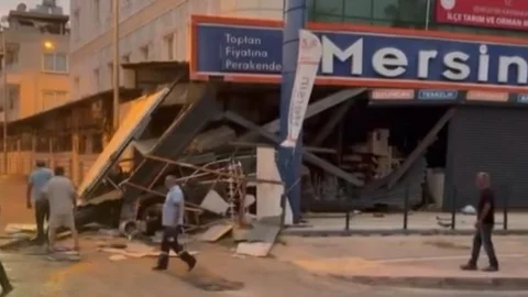 Kontrolden Çıkan Otomobil İşyerine Daldı