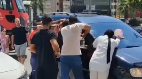 Mersin Erdemli Alata Mahallesinde Araçta Mahsur Kalan Çocuk Kurtarıldı