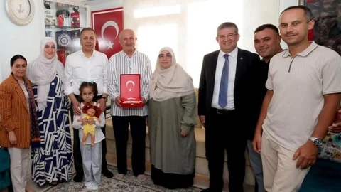 Bakan Yerlikaya, Hakkari'de Şehit Ailesini Ziyaret Etti