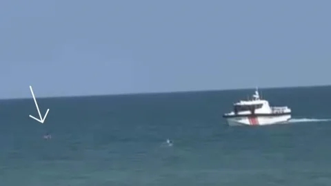 Mezitli'de Denize Açılarak Mahsur Kalan Kadını Sahil Güvenlik Kurtardı