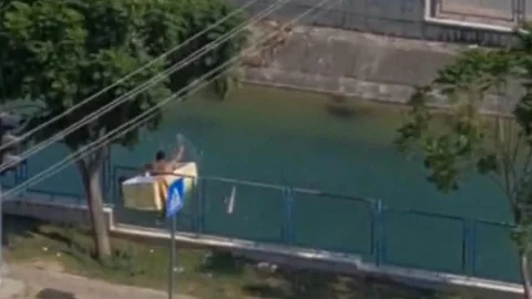 Tarsus'ta Geçnlerin Eski Buzdolabını Kano Yapıp, Kanalda Yüzmeleri Tebessüm Ettirdi