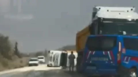 Mersin Tarsus'ta Meydana Gelen Kazada Kamyon Devrildi, Otomobil Şarampole Uçtu