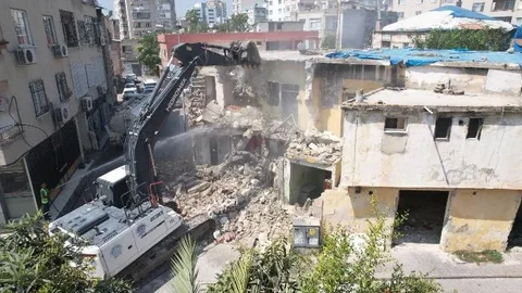 Akdeniz'de Risk Yaratan Metruk Yapılarla Mücadele Sürüyor
