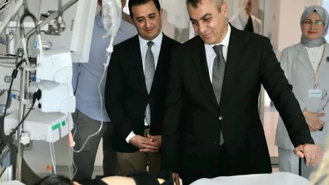 Vali Toros'tan Yaralı Öğrencilere Geçmiş Olsun Ziyareti