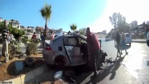 Mersin'de Araçta Sıkışan Sürücüyü Mersin Büyükşehir İtfaiyesi Kurtardı