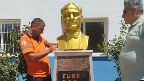 Mersin Büyükşehir Ekiplerinden Çamlıyayla’da Atatürk Büstü Boyama Çalışması