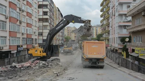 Büyükşehir Ekipleri Tarsus’ta Sunay Atilla Üstgeçidi’ni Yıkmaya Başladı