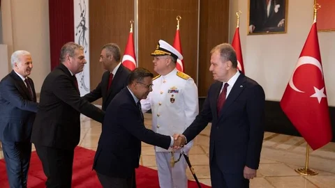 Başkan Seçer ve Meral Seçer, Mersinlilerin Zafer Bayramı Coşkusuna Ortak Oldu