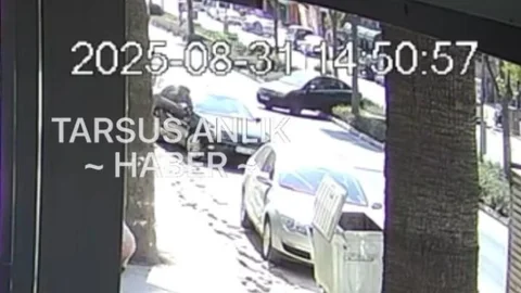 Tarsus'ta El Freni Çekilmeyen Araç Orta Refüje Çıktı