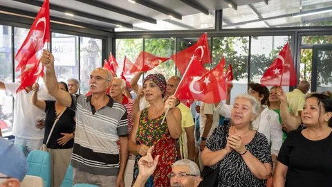 Emekliler, Büyükşehir Belediyesi’nin Erdemli Emekli Evi’nde Türkülerle Buluştu
