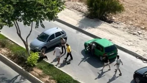 Tarsus'ta Araç Kontrolden Çıktı, Bebek Dışarıya Savruldu