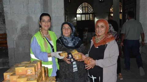 Mersin'de Mevlid Kandili’nde Kandil Simitleri Yurttaşlara Ulaştırıldı