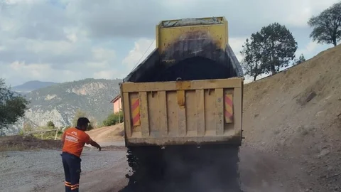 Mersin Büyükşehir Belediyesi’nin Çamlıyayla’da Asfalt Yama Çalışması Devam Ediyor