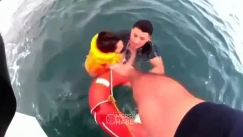 Mersin’de 6 Yaşındaki Çocuk Denizde Mahsur Kaldı, Sahil Güvenlik Kurtardı