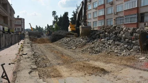 Mersin Tarsus'ta Sunay Atilla Üstgeçidinde Yıkım Çalışmaları Hızlı Şekilde Sürüyor
