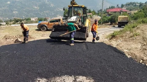 Mersin Çamlıyayla'da Körmenlik - Kisecik, Çamlıyayla - Belçınar Bağlantı Yolunda Sıcak Asfalt Çalışması