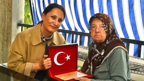 Mersin Valisi Eşi Dudu İrem Toros'tan Şehit Annesine Ziyaret