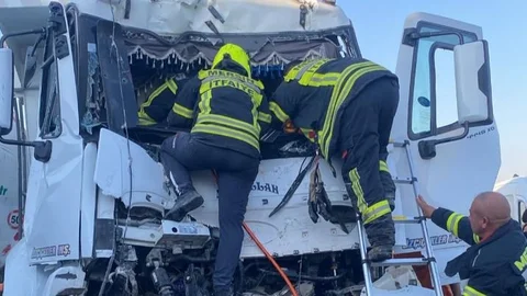 Zincirleme Trafik Kazasında Sıkışan Sürücüyü Mersin Büyükşehir İtfaiyesi Kurtardı