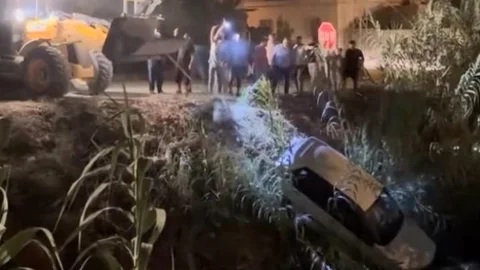 Mersin Homurlu Mahallesinde Kanala Düşen Araç Çıkarıldı