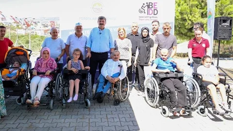 Mersin'de Özel Gereksinimli Bireylere Tekerlekli Sandalye Dağıtıldı