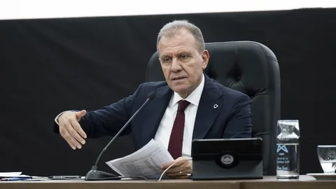 CHP’li Seçer: "Kırmızı-lacivert’in Yerine Bina Yapardık Ama Biz Vatandaşlarımız Hava Alsın İstedik. Oraya Kent Meydanı Yapacağız!"