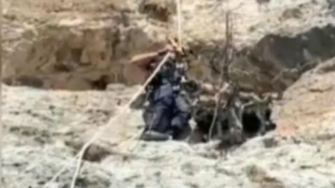 Mersin Büyükşehir Belediyesi İtfaiye Ekiplerinden Keçi Kurtarma Operasyonu