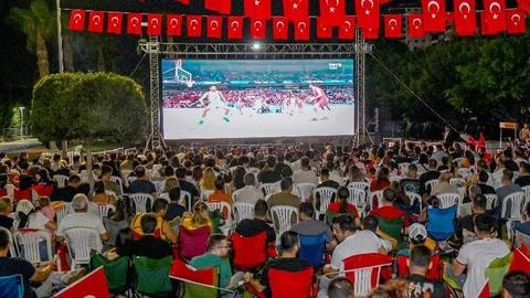 Mersinliler Yarı Final Coşkusunu Dev Ekranda İzledi