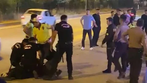 2 Polisi Yaraladılar… Polis Aracına Zarar Verdiler: 3 Zanlı Tutuklandı