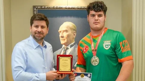 Tarsus Gelecek Spor Kulübü Sporcusu Yusuf Altundal, Bilek Güreşi Dünya Şampiyonu Oldu