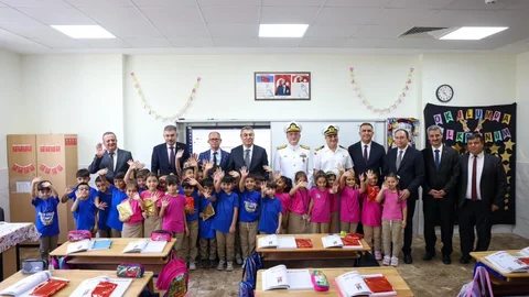 Vali Toros, İlköğretim Haftası Kutlama Programına Katılarak Öğretmen ve Öğrencilerle Bir Araya Geldi, Okulun İlk Zilini Çaldı