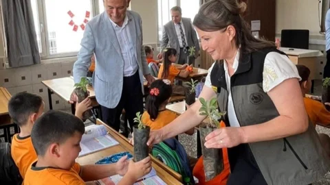 Mersin Anamur'da Öğrenci ve Öğretmenlere Adaçayı, Biberiye ve Lavanta Fidanları Dağıtıldı