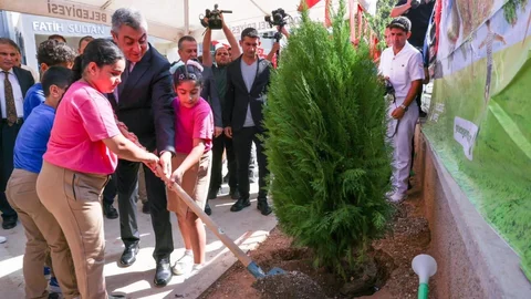 Vali Toros, Öğrencilerle Bırlikte İlköğretim Haftası Fidanı Dikti