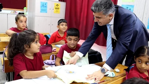 Şener'den Ögrencilere Kırtasiye Hediyesi