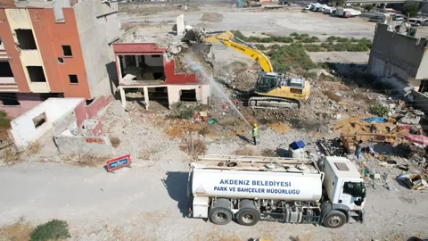 Çay Mahallesi’nde Terk Edilmiş 2 Katlı Binanın Kontrollü Yıkımı Gerçekleşti