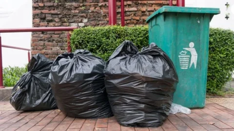 Komşular Arasında "Çöp Kokusu" Kavgası Çıktı: 2 Yaralı