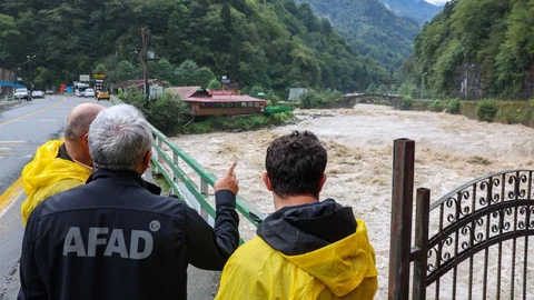 Sağanak Yağış Dereleri Taşırdı, Sel Oluşturdu