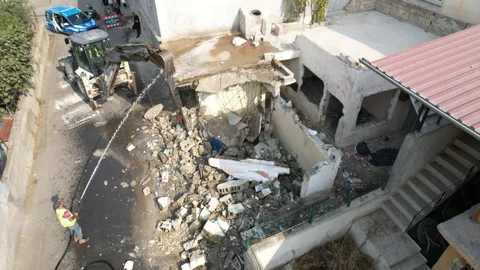 Mersin Akdeniz Gündoğdu Mahallesi’ndeki Metruk Binanın Kontrollü Yıkımı Gerçekleşti