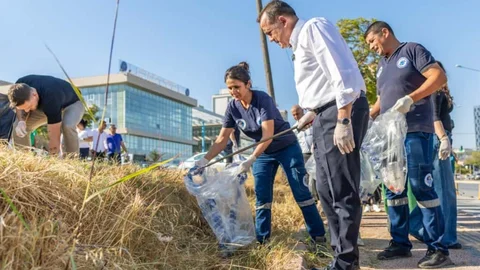 Yenişehir Belediye Başkanı Abdullah Özyiğit, Vatandaşlarla Birlikte Çevre Temizliği Yaptı