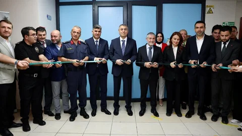 Mersin Milletvekili Nebati, Bilgi Limanı Kafe Kütüphanesi'nin Açılış Törenine Katıldı.